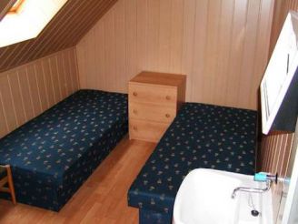 Двухместный номер с 2 отдельными кроватями и общей ванной комнатой